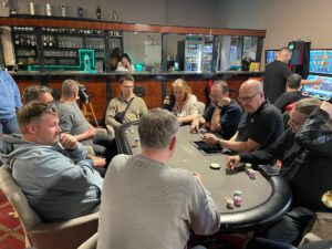 Der Final Table bestehend aus 9 Spieler*innen und dem Dealer.